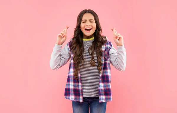 Criança Feliz Camisa Quadriculada Dedos Cruzados Fazendo Desejo Fundo Rosa — Fotografia de Stock