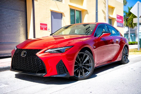Miami Beach, Florida USA - 13 Nisan 2021: Kırmızı Lexus RC 200t, köşe açısı alçak. lüks spor araba.