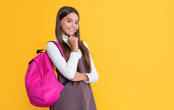 Niño Positivo Con Mochila Escolar Sobre Fondo Amarillo — Foto de Stock