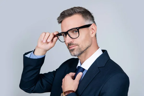 Schöner Reifer Unternehmer Geschäftlichen Anzug Auf Grauem Hintergrund — Stockfoto