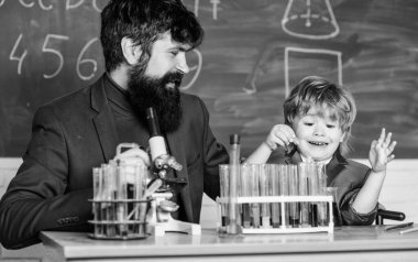 Kişisel bir örnek. Bilgi toplama günü. Kimyasal deney. Birlikte kimya okuyun. Her şeyde babamı takip ediyorum. Babam bilim adamıdır. Zeka küpü. Öğretmen sakallı adam baba ve çocuk test tüpleri..