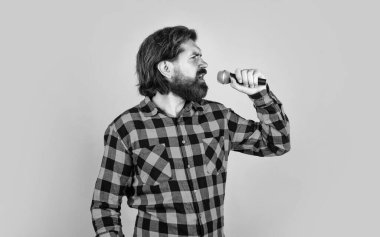 Duygusal, vahşi bir adam karaoke 'de mikrofonla şarkı söylüyor..