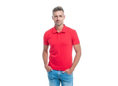 Beyaz arka planda, kırmızı tişörtlü, kır saçlı yakışıklı bir adam..