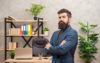 İş adamı kılığındaki acımasız CEO ofiste fotokopi alanı ve karizmayla el ele vermiş..