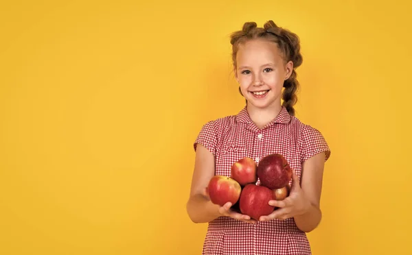 Ευτυχισμένη Έφηβος Κορίτσι Κόκκινα Φρούτα Μήλο Αντίγραφο Χώρου Φρούτα — Φωτογραφία Αρχείου