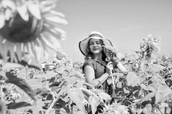 Güzel Bir Kız Tarlada Hasır Şapka Giyer Çiçekli Güzel Çocuk — Stok fotoğraf