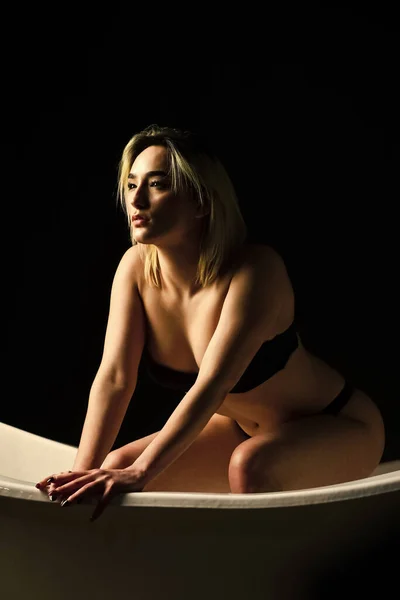 Banyo Onu Rahatlatıyor Erotik Kadın Çamaşırı Giyer Rahatlatır Banyo Yap — Stok fotoğraf