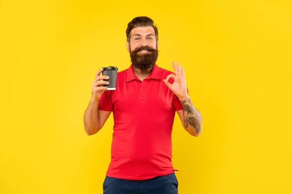 Happy Man Casual Red Tshirt Giving Gospodarstwa Jednorazowe Kubek Żółty — Zdjęcie stockowe