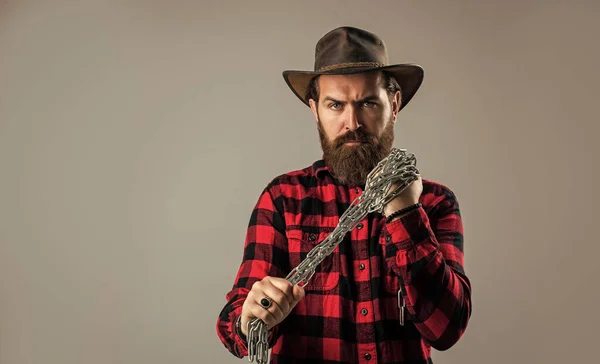 Brutal Cowboy Homem Com Barba Bigode Puxar Cadeia Aço Armadilha — Fotografia de Stock