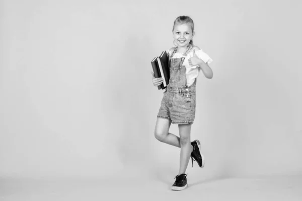 Söt Tonåring Flicka Med Böcker För Utbildning Skola — Stockfoto