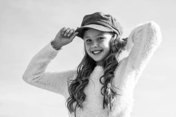 Stylische Kinder Tragen Trendige Baskenmützen Saisonale Herbstmode Optik Teenager Mädchen — Stockfoto
