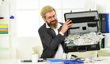 Servet. Zengin ve zengin. Kirli para kavramı. Adamın iş başarısı var. Davalı başarılı bir iş adamı. İnternetten sahte para kazanıyorlar. Rüşvet ve para aklama. Dolar para birimi nakit.