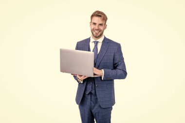 Serbest çalışan adam blogu çevrimiçi. İnternette yazıyorum. İş adamı blog yazmak için dizüstü bilgisayar kullanıyor. Sosyal ağ ve web günlüğü. İş bilgisayarı iletişimi. Modern teknoloji. İnternet erişimi. e- postayı kontrol et.