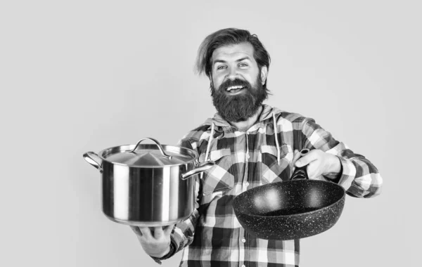 Пора Кухня Реклама Человек Кастрюлей Мужчина Держит Новую Сковородку Посуда — стоковое фото