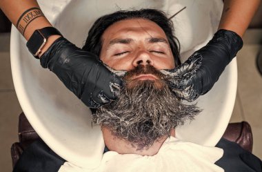 Berber dükkanında saç yıkayan olgun bir müşteri, kuaför..