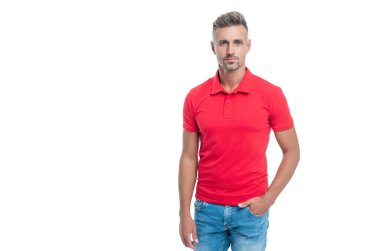 Beyaz arka planda, kırmızı tişörtlü, kır saçlı yakışıklı bir adam..