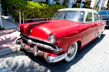 Miami Beach, Florida USA - 14 Nisan 2021: Red Retro Ford, köşe manzaralı. Antika antika araba..