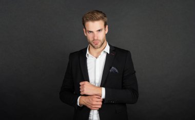 Siyah arka planda ceketli yakışıklı CEO, iş dünyası..