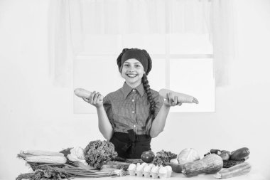 Neyi seçeceğimi. Çocuk mutfakta sebzelerle eğleniyor. Çocuk ve sebze. Sağlıklı beslenme ve yaşam tarzı konsepti. Yeşil vejetaryen yemeği. Vitamin dolu mısırlı kız. diyet ve sağlık.