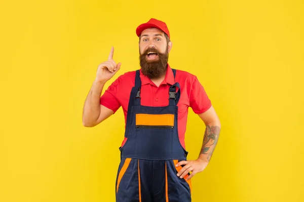 黄色の背景をした作業服を着た髭の男が — ストック写真