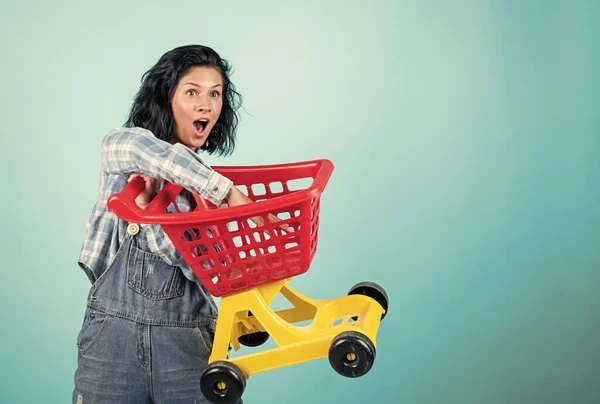 Mujer Comprando Supermercado Empujando Carro Chica Feliz Mantenga Carrito Compras — Foto de Stock