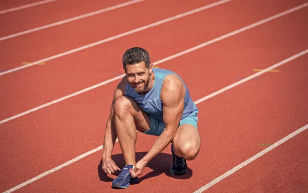 Mann Bindet Schnürsenkel Nach Training Stadion Fitnessstudio Freien Muskulöser Athletischer — Stockfoto