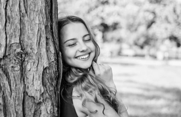幸せな赤ちゃんの女の子の笑顔で美しさを見て閉じ目の木の幹で晴れた夏の風景 — ストック写真