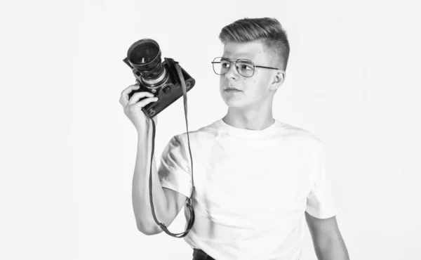 Tonåring Pojke Bära Vit Casual Skjorta Med Retro Foto Kamera — Stockfoto