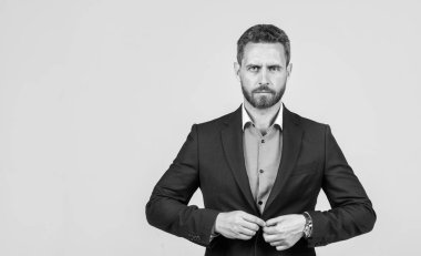 Tüylü kendine güvenen bir adam. İş modası tarzı. Başarılı erkek CEO. Patron ve çalışan. Güven ve başarı. Formalite işçisi. Takım elbiseli olgun sakallı iş adamı. Boşluğu kopyala.