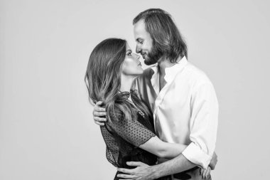 Aşık mutlu çift kucaklaşır ve öpüşür, romantik ilişkiler.