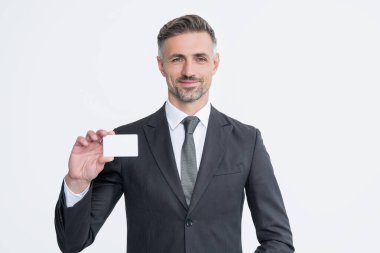 Takım elbiseli neşeli işadamının kartviziti beyaz arka planda izole edilmiş..