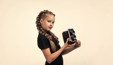 At kuyruklu güzel genç kız beyaz, hobi olarak izole edilmiş klasik fotoğraf makinesi tutuyor..