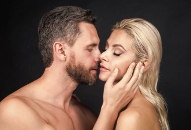 Çıplak vücut öpücükleriyle, arzularıyla, aşık seksi bir çift..