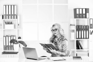 Okuyorum. Evdeki dijital cihazla iletişim kurmak. Halkla ilişkiler. İş kadını iş yerinde dizüstü bilgisayarda daktilo kullanıyor. Kendine güvenen bir iş uzmanı. Modern hayat. Modern bir iş yerinde kadın..