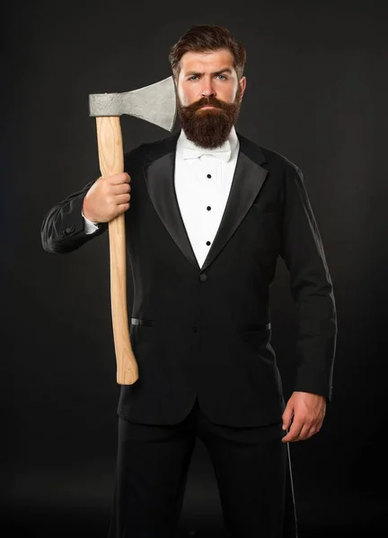 深刻な髭男で正式なスーツ保持斧でUnshaven顔暗い背景 理髪店 — ストック写真