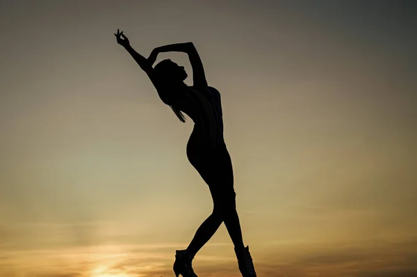 Silhouette Femme Sensuelle Dansant Crépuscule Liberté — Photo