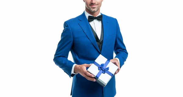 Χαμογελαστός Άντρας Μπλε Κοστούμι Και Κουτί Δώρου Που Απομονώνεται Στο — Φωτογραφία Αρχείου