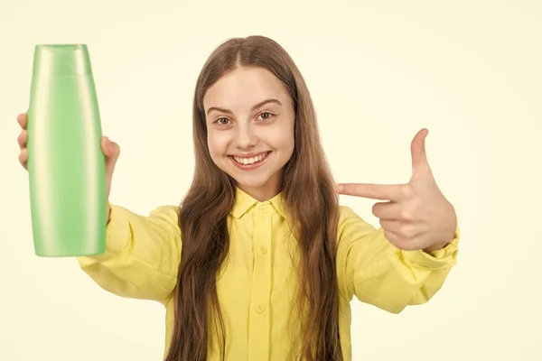 Szczęśliwy Dzieciak Wskazując Palcem Szampon Lub Odżywka Ciała Włosy Odizolowane — Zdjęcie stockowe