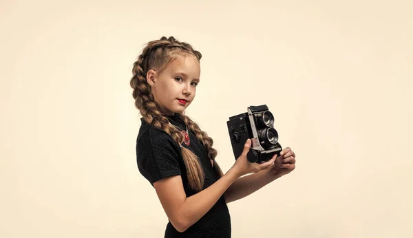 Mooi Tiener Meisje Met Staarten Houden Vintage Foto Camera Geïsoleerd — Stockfoto
