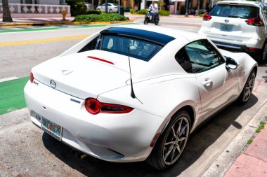 Miami Beach, Florida USA - 14 Nisan 2021: beyaz mazda mx 5 veya Miata 1989 Roadster, köşe manzaralı. Klasik spor araba..