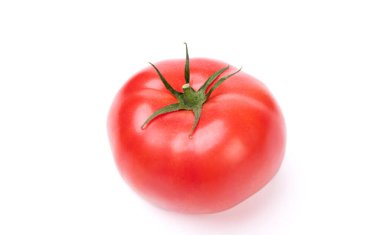 Taze ve olgun kırmızı domates beyaza izole edilmiş..