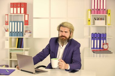 Danışman işçi. Ofis rutini. Yönetici konsepti. Masadaki ofis çalışanı. Şirket yöneticisi belgelerle çalışıyor. Olgun erkek iş zekası. Normal ofis hayatı. Kaynak planlama.