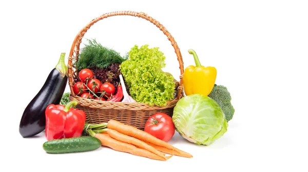 Vielfalt Frischem Und Reifem Gemüse Vollem Korb Isoliert Auf Weiß — Stockfoto