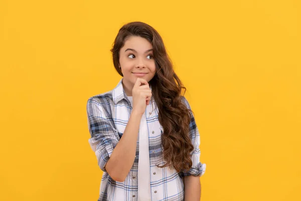 Nachdenkliches Teenie Kind Karierten Hemd Mit Langen Lockigen Haaren Auf — Stockfoto