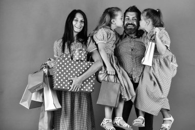 Aile alışverişe gider. Anne, baba ve çocukları paketli. Tatilleri birlikte kutlarız. Cuma ve siber pazartesi. Güzel alışveriş. Alışveriş merkezinden kıyafet al. Anne, baba ve çocuklar. Mutlu aile günleri..