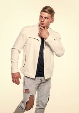 Beyaz giysili yakışıklı genç adam, moda..
