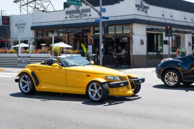 Long Beach, Kaliforniya ABD - 31 Mart 2021: Sarı Chrysler Plymouth Prowler 'ın klasik arabası.