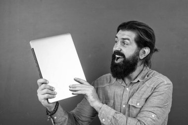 Sakallı ve bıyıklı yakışıklı adam not almak, kopyalamak, reklam yapmak için belge kağıdı gösteriyor..