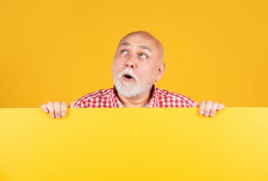 Boş pankartta kopya alanı olan son sınıf öğrencisi şaşırdı.