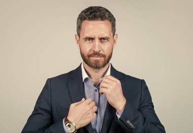 Ciddi bir girişimci ya da yönetici. Erkek resmi moda. Profesyonel traşsız CEO. Kendine güveniyor patron. Takım elbiseli olgun bir iş adamı portresi. İş başarısı. Takım elbiseli başarılı bir adam..